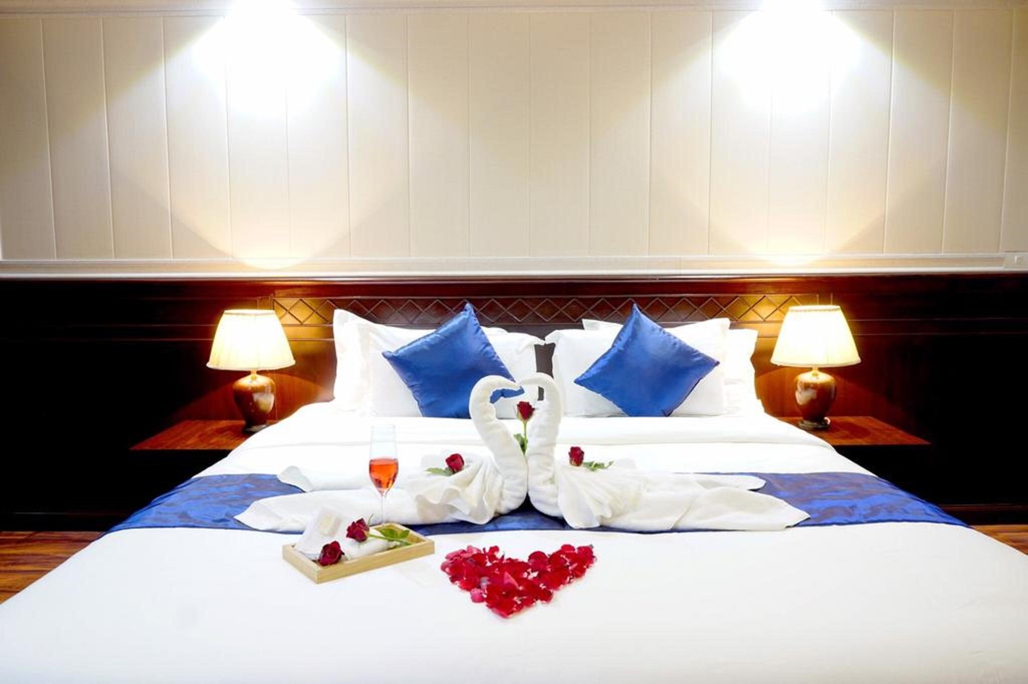 Miloft Sathorn Hotel - Sha Plus Certified Бангкок Екстер'єр фото A bed with a heart-shaped arrangement of flowers