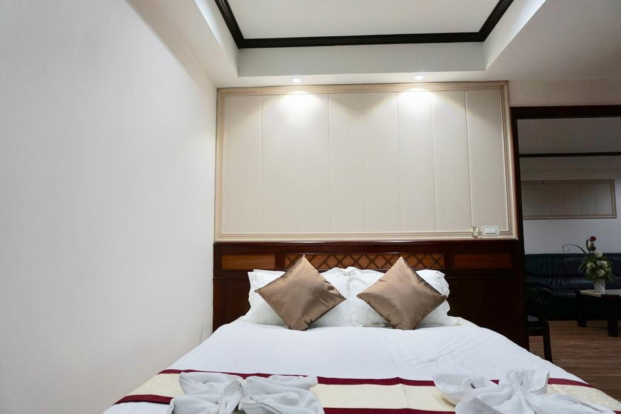 Miloft Sathorn Hotel - Sha Plus Certified Бангкок Екстер'єр фото A bedroom at the hotel