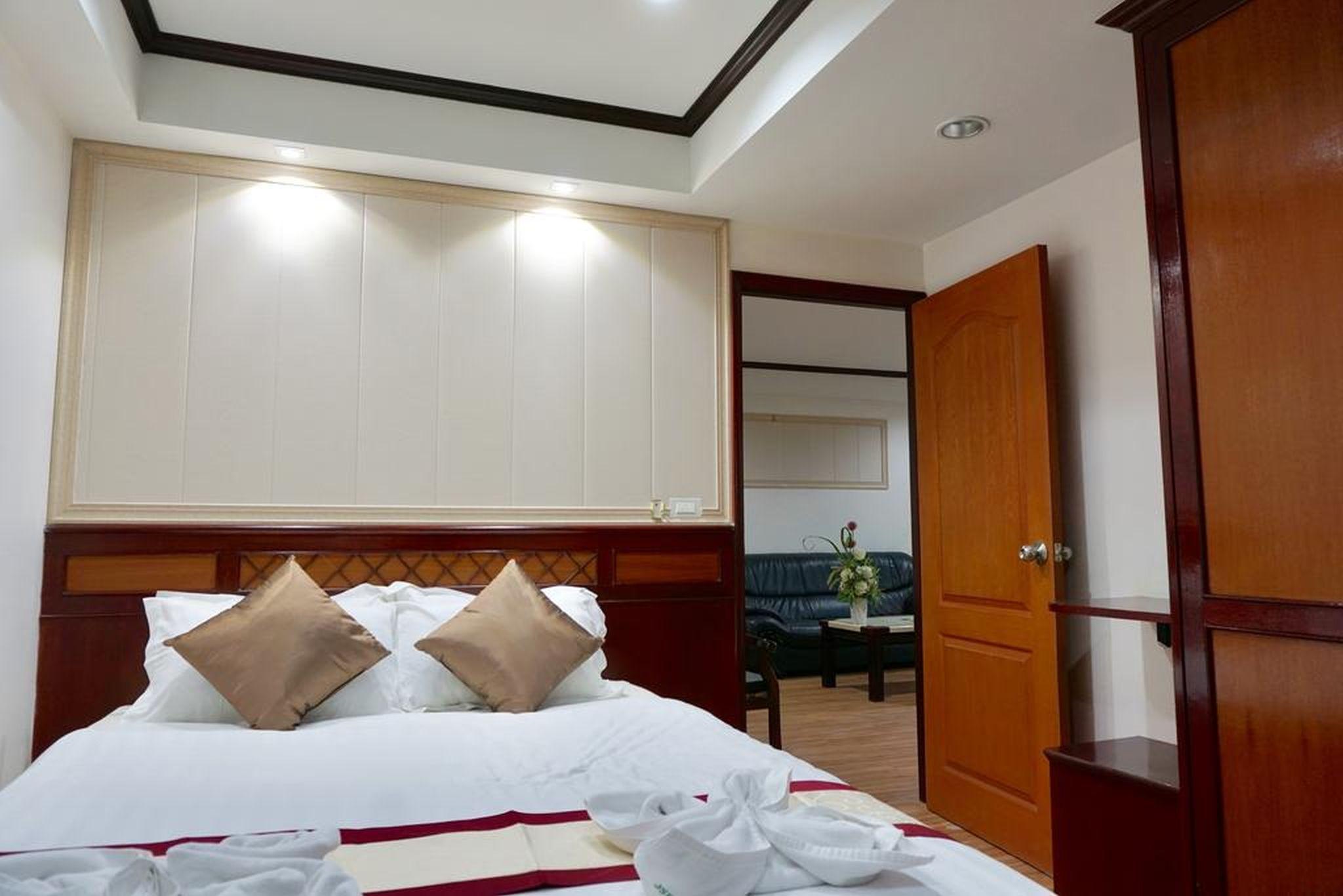 Miloft Sathorn Hotel - Sha Plus Certified Бангкок Екстер'єр фото A bedroom at the hotel