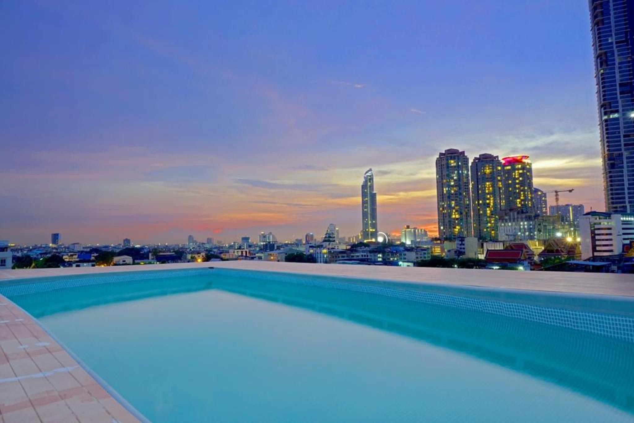 Miloft Sathorn Hotel - Sha Plus Certified Бангкок Екстер'єр фото View from the rooftop pool