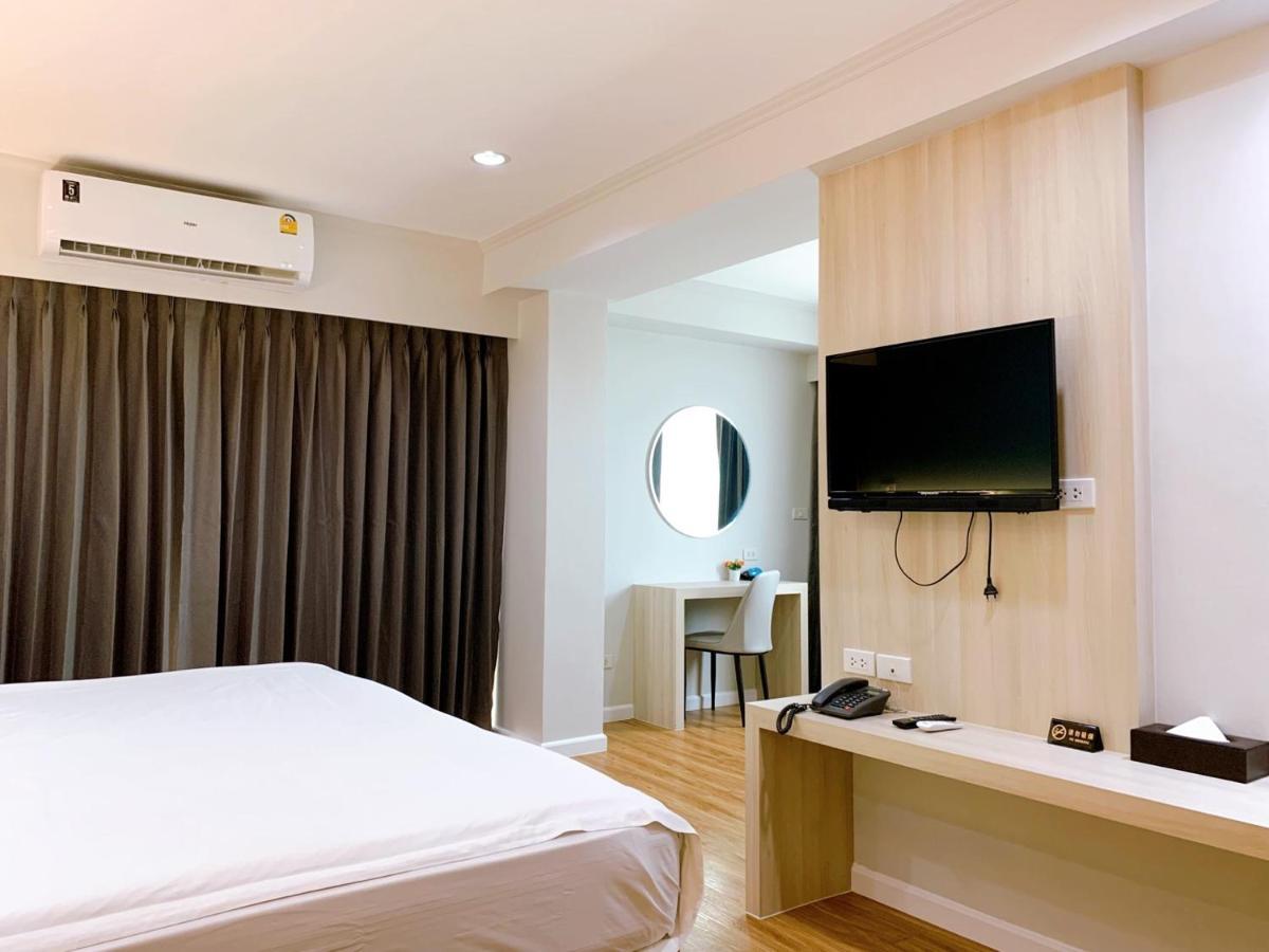 Miloft Sathorn Hotel - Sha Plus Certified Бангкок Екстер'єр фото A room at the hotel