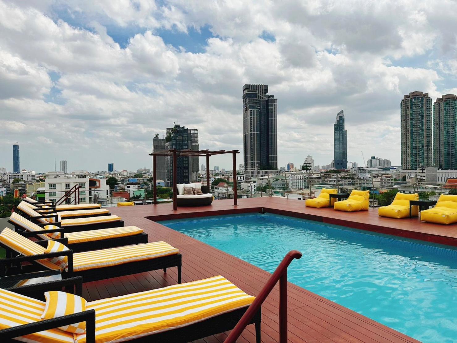 Miloft Sathorn Hotel - Sha Plus Certified Бангкок Екстер'єр фото Rooftop pool at the hotel