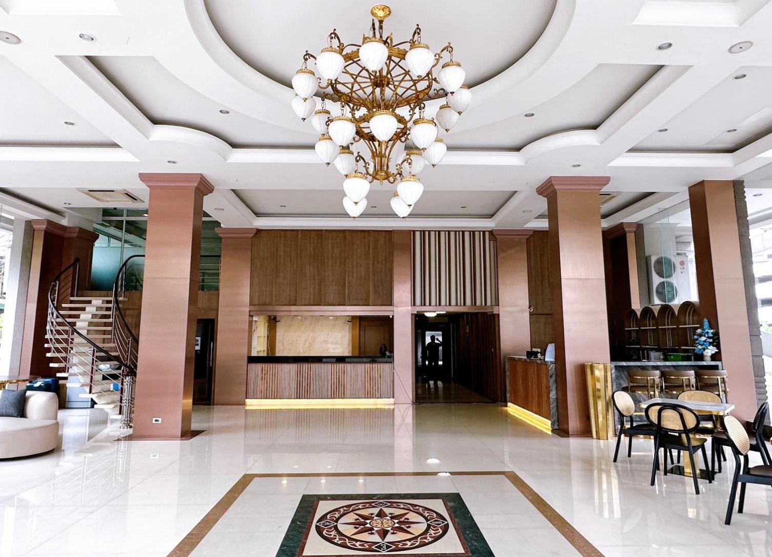 Miloft Sathorn Hotel - Sha Plus Certified Бангкок Екстер'єр фото Lobby