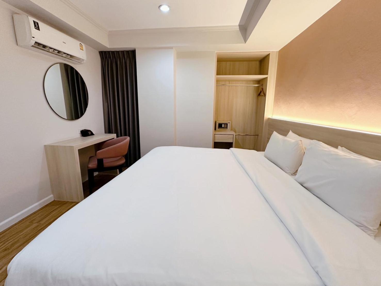 Miloft Sathorn Hotel - Sha Plus Certified Бангкок Екстер'єр фото Deluxe Room