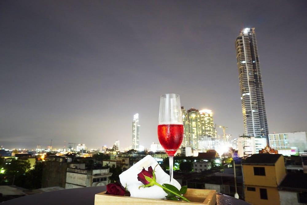 Miloft Sathorn Hotel - Sha Plus Certified Бангкок Екстер'єр фото View of the complex at night