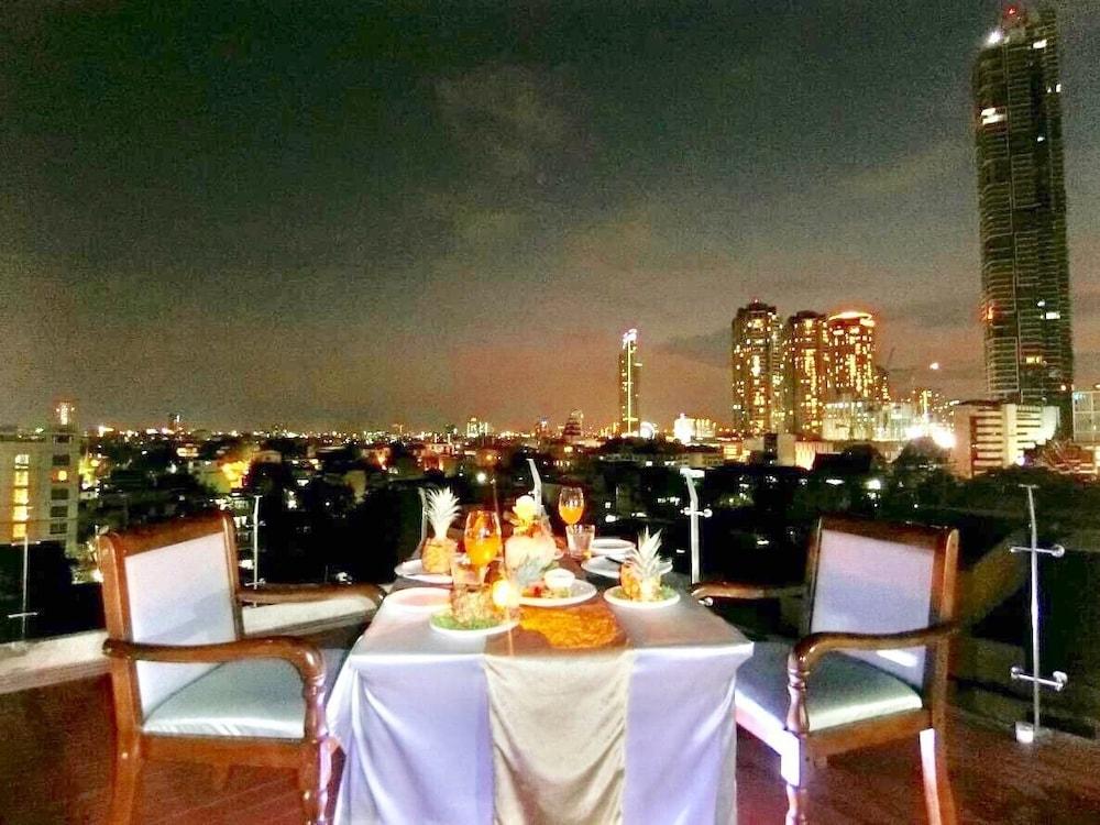 Miloft Sathorn Hotel - Sha Plus Certified Бангкок Екстер'єр фото Rooftop bar at the Royal Paragon Hotel